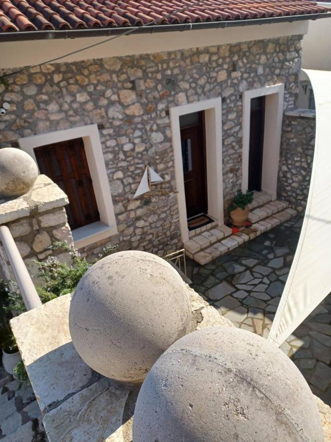 1571_ Suites A2 Nafpaktos Buitenkant foto